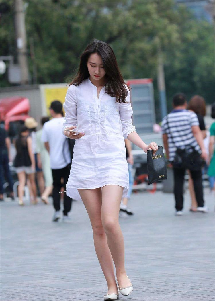 『牛仔』街拍:清新靓丽的小姐姐,白色上衣搭配牛仔背带裤,时尚又俏皮