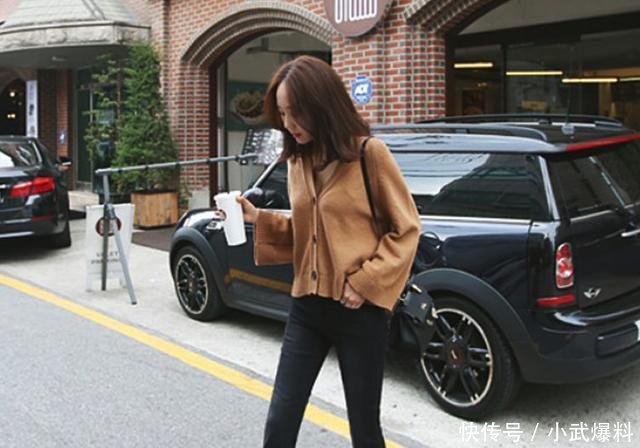 矮个子的胖妞别再卷裤脚了, 看杨幂如何把牛仔裤穿出大长腿