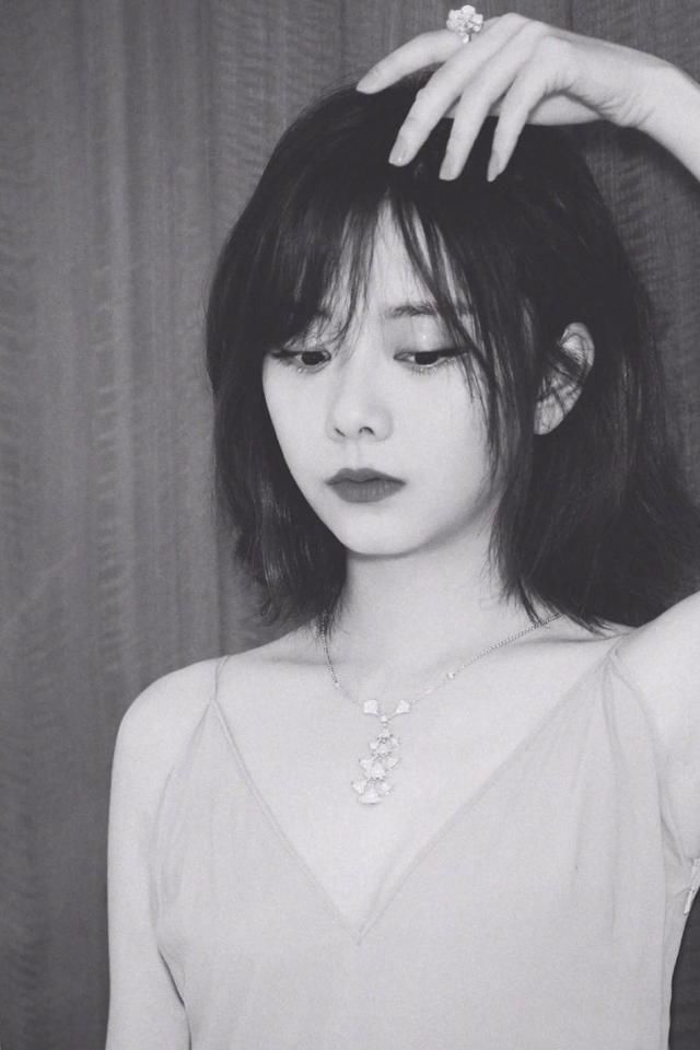 谭松韵头发凌乱,穿深V吊带裙,网友说看了才知道,果真是初中生