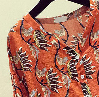 45岁的小姨，打扮的真美嫩!穿这样“小衫配白裤”，洋气显年轻