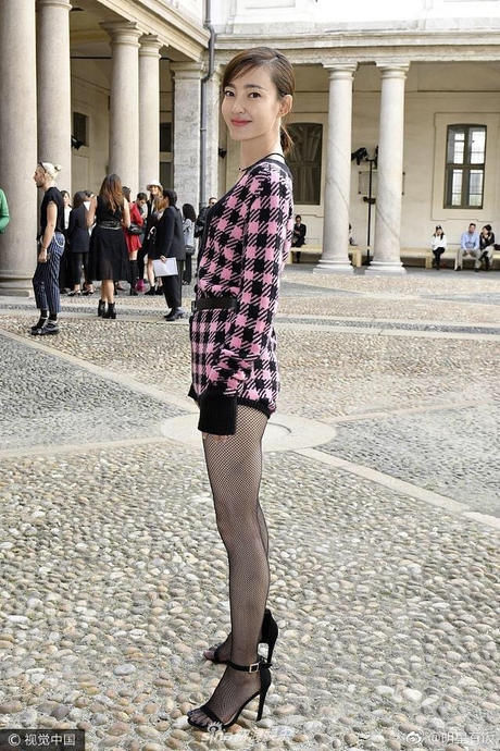 王丽坤穿上黑色网袜，一双大长腿真诱惑人，网友：眼睛挪不开了