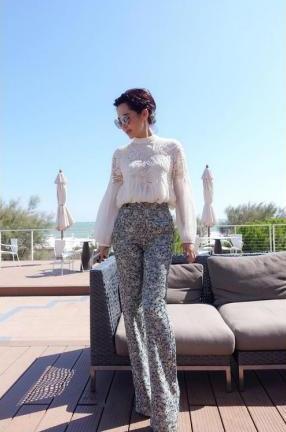 许晴真大胆!短裤穿的比西装还短,连彭于晏都羞得不敢直视!