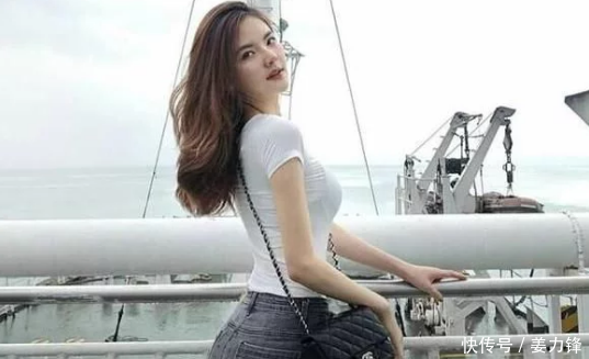 街拍秀，小姐姐吊带搭配紧身裤，凹凸有致的身材！