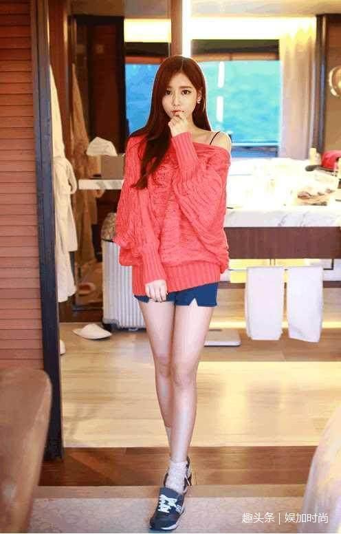 穿紧身裤的小姐姐,百变的穿搭很时尚,尽显女性的知性优雅!