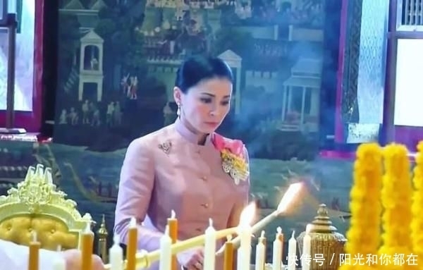 「不见」67岁泰国国王看望灾民,妇女们跪地欢呼,全程不见王后身影