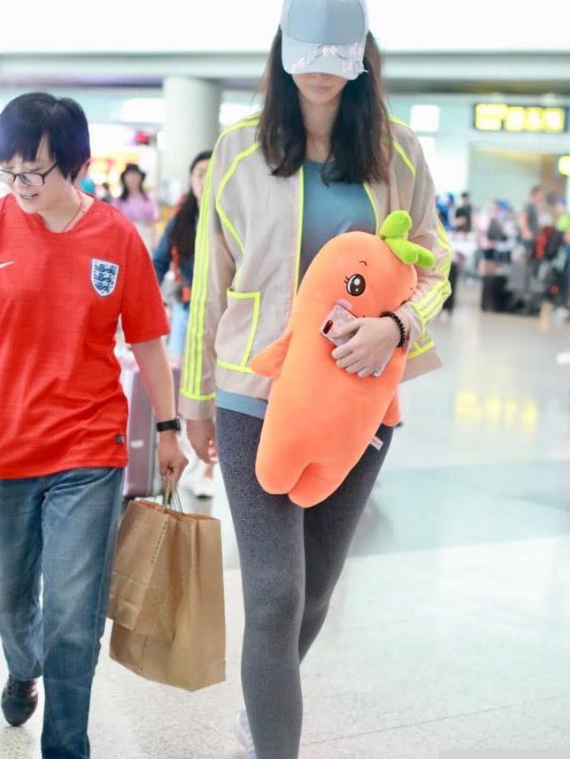 惠若琪心真大, 公众场合直接穿打底裤, 太高买不到合适的裤子?