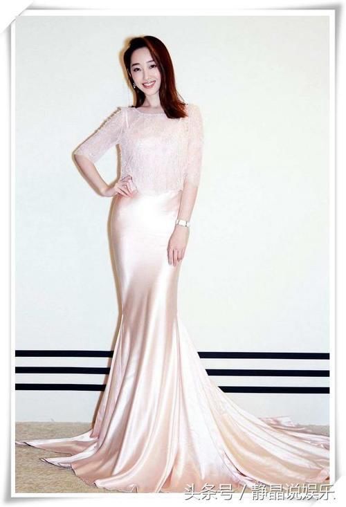 蒋梦婕终于放开了!跟风穿起了“狗撕裤”，网友:不走光算你厉害