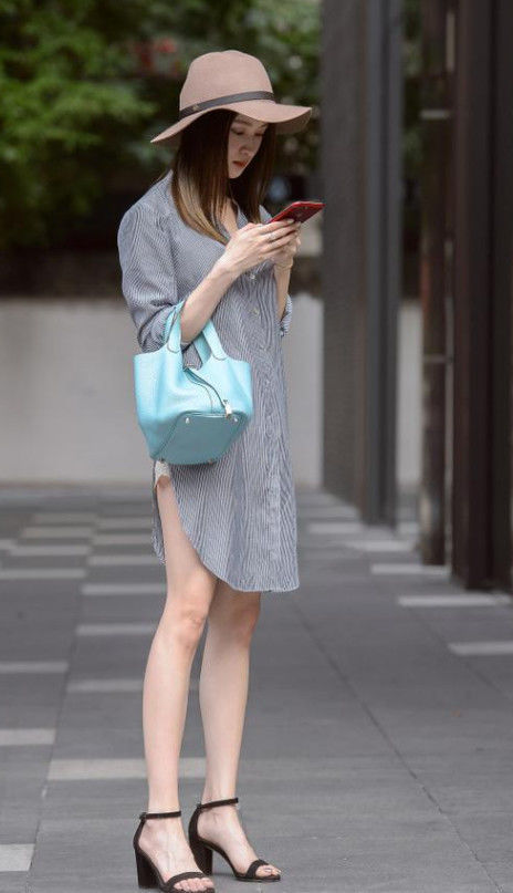  『遮不住』街拍：小姐姐颜值姣好，宽松的上衣，遮不住曼妙的身姿