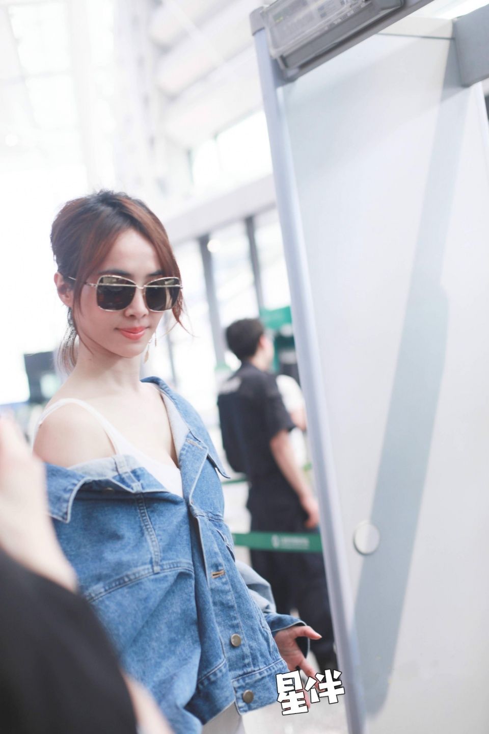 蔡依林里面只穿背心，也敢6颗扣仅系1颗，网友:穿成这样不如不穿