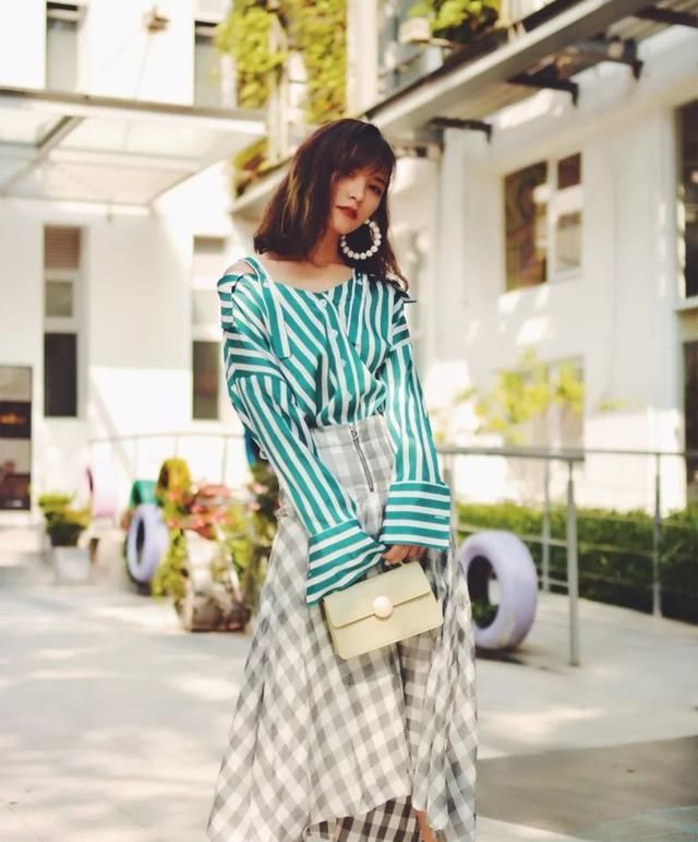  『条纹衬衫』衬衫+半裙=今春流行新穿法,时髦显高显腿长,特有范儿!