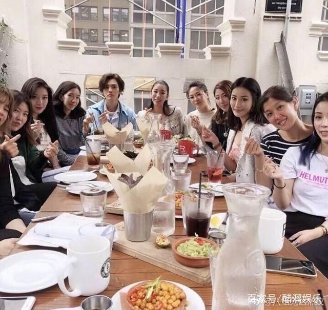 毕雯珺纽约看秀被安排与女微商吃饭歌迷列证据驳斥黑粉要追责