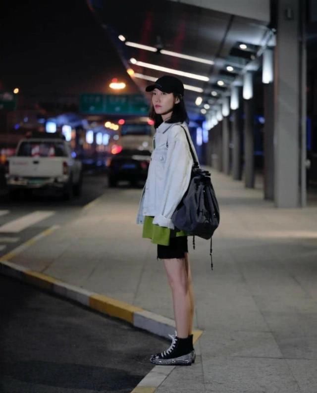  少女：林小娘高露短上衣配修身裙甜美又可爱，简直就是少女