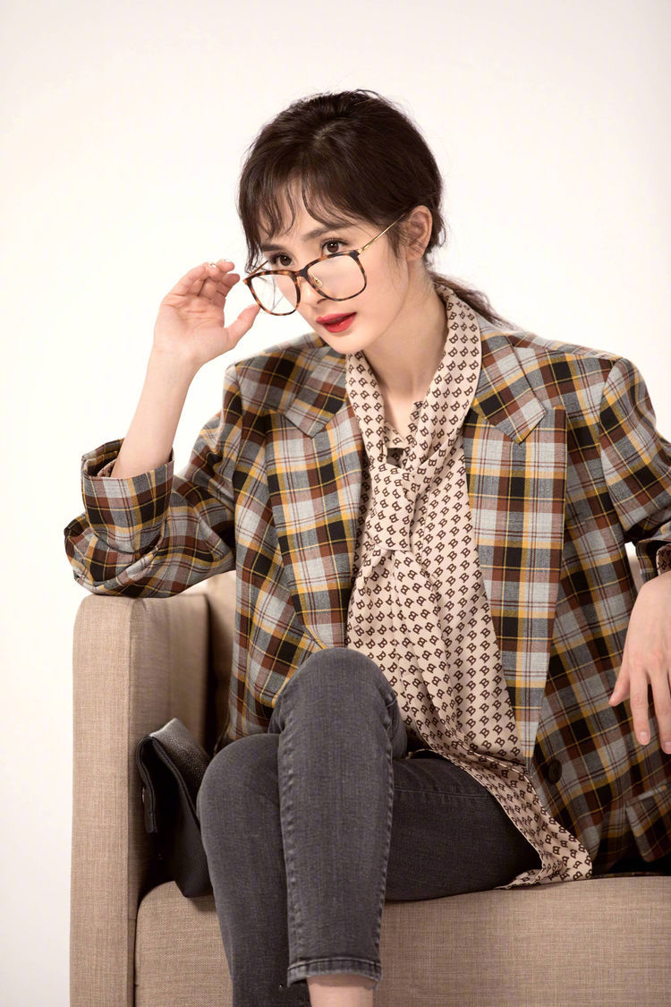 杨幂衣品开挂了，复古西装帅到没边，网友：换个人穿肯定丑cry