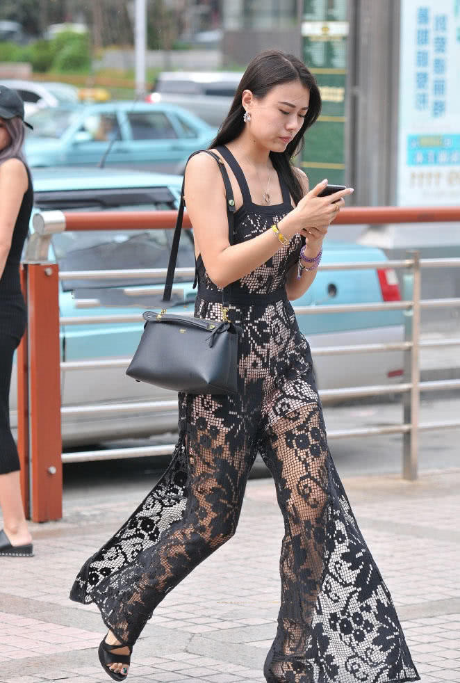 气质小姐姐黑色镂空连体裤穿出了朦胧之美，冷艳的气质很迷人
