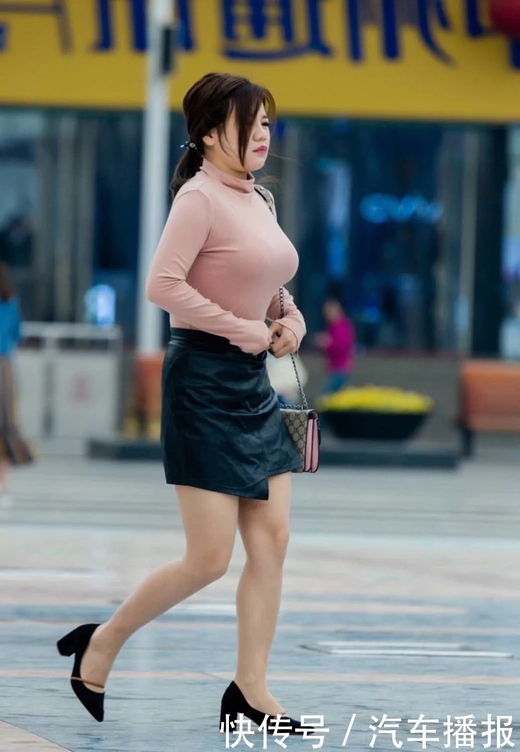 大姐姐紧身衣搭配迷你小皮裙，双腿修长上围丰腴，这一脸的疲倦让