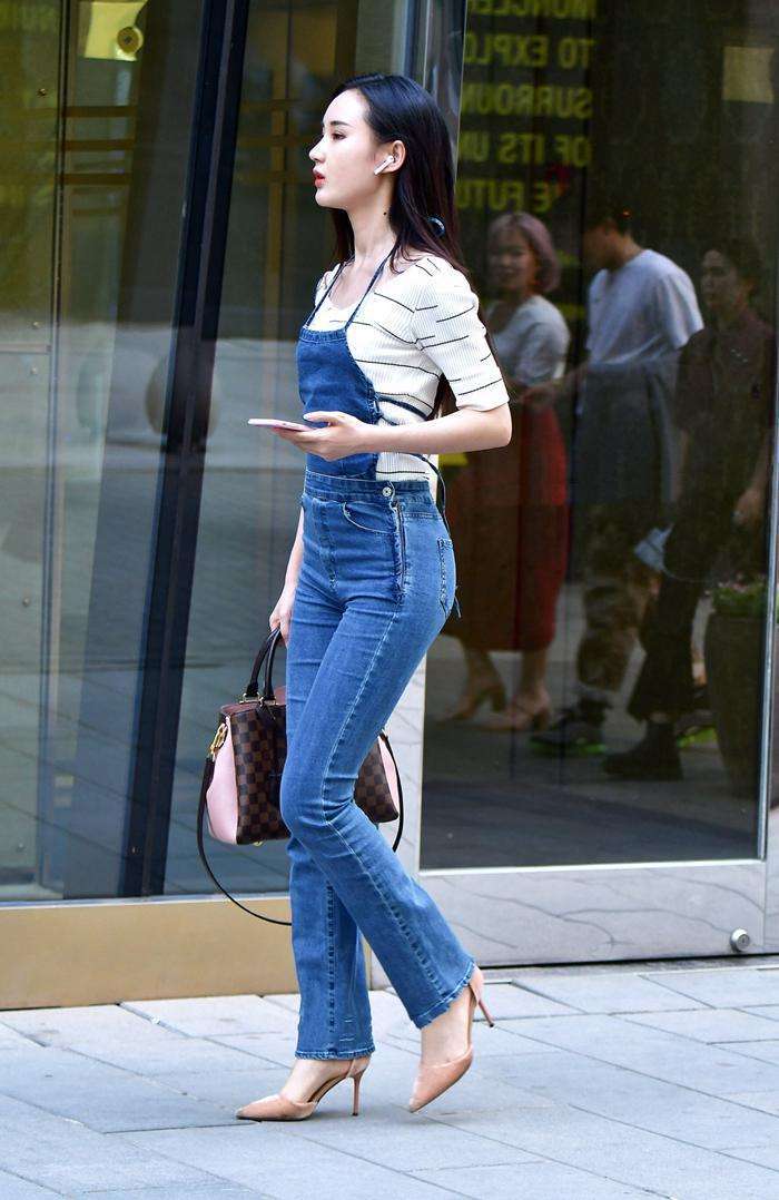 街拍：美女穿背带牛仔裤就是好看, 身段苗条多姿, 吸引人关注