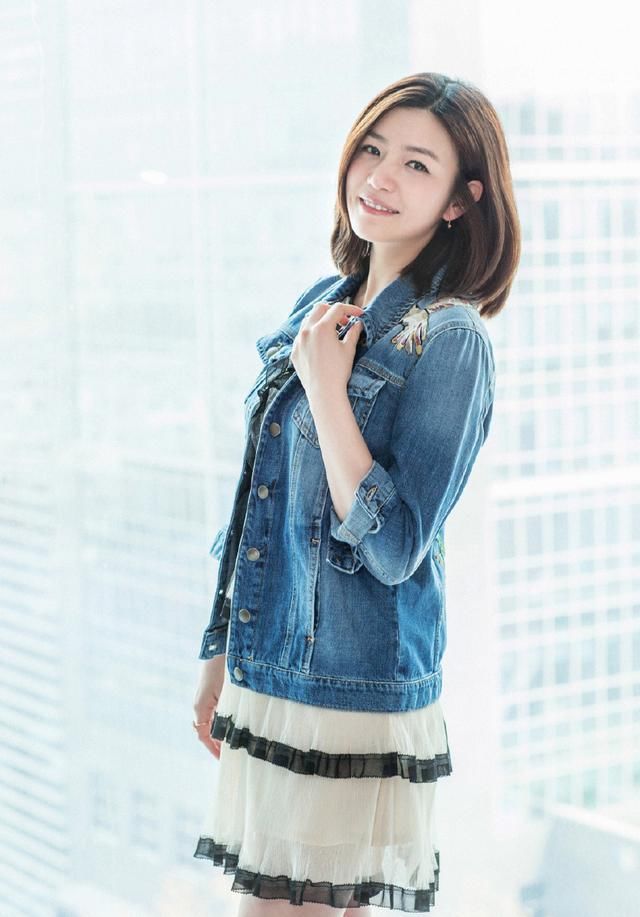 陈妍希身穿黑色蕾丝连衣裙，性感动人，网友:这跟没穿一样啊!