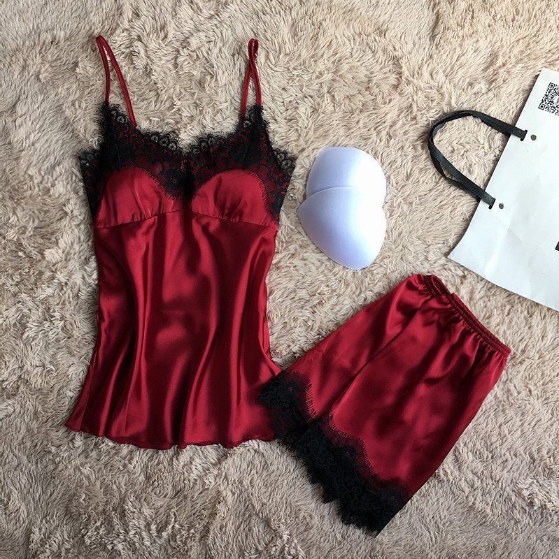 女人展现性感美的时候，就是穿吊带睡裙