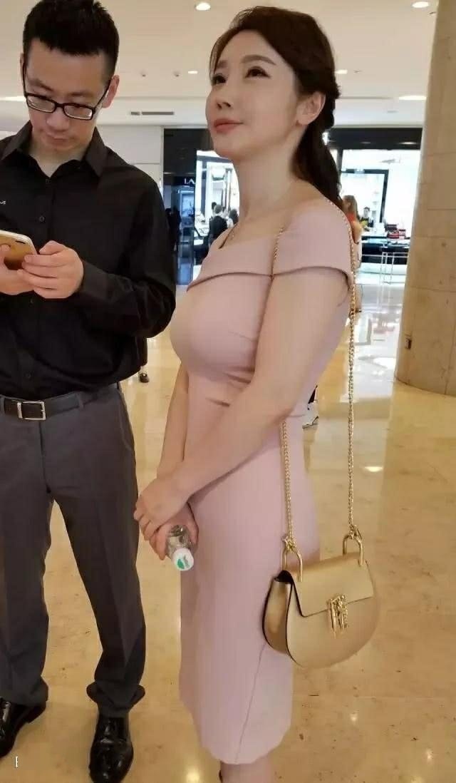 气质超好的公司白领，傲人上围令人叹为观止，网友：难怪这么多男