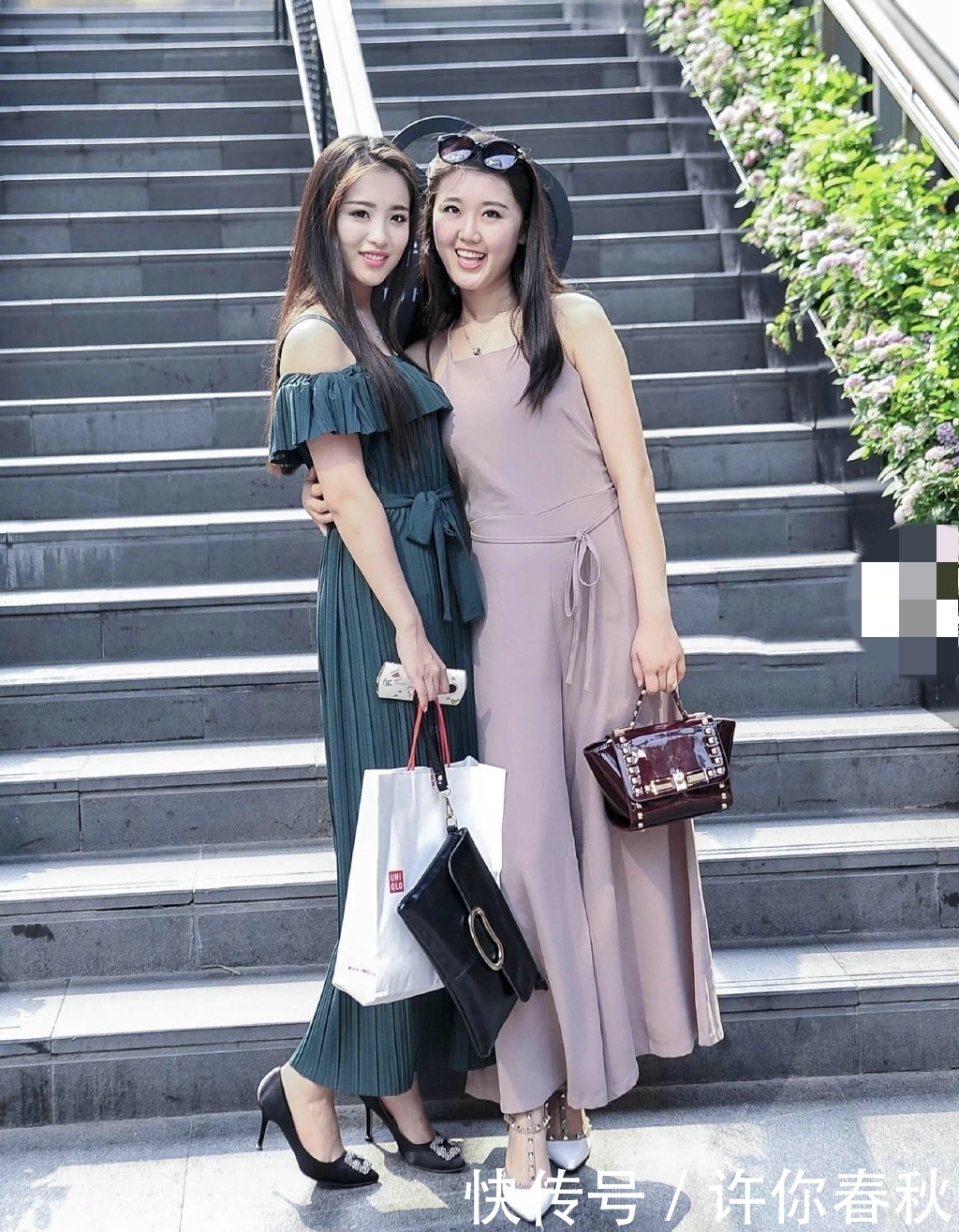 「 姐妹花」站立街头宛如一对姐妹花，性感优雅，两位漂亮的美女