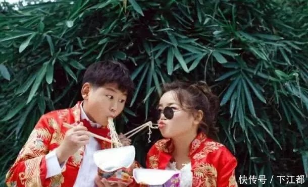  「婚纱照」侏儒症小夫妻追求创意婚纱照，吃下6桶泡面，看到成片好撑
