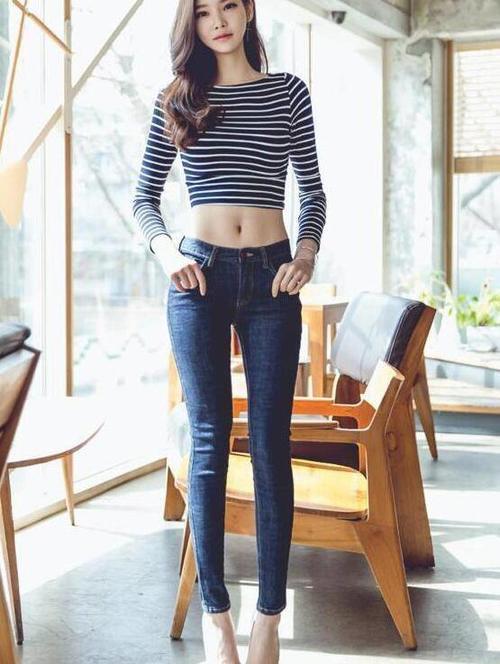 时尚街拍：漂亮美腿配上牛仔裤，简单低调又不失韵味！