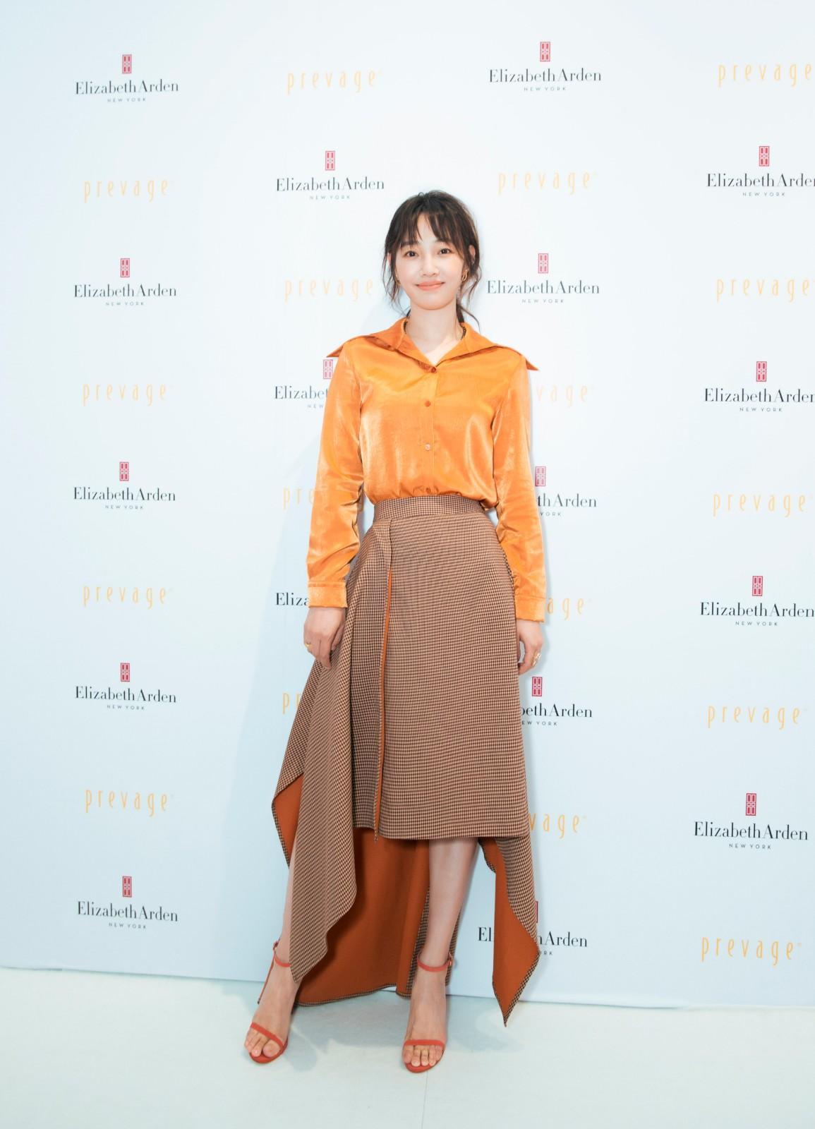 白百何不规则及膝裙尽显温婉优雅 橘色系造型显青春元气