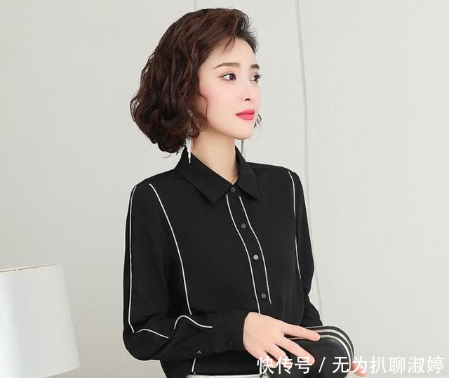  『衬衫』女人穿衬衫要不要塞进裤子，看我小姨穿的衬衫，优雅年轻显身材