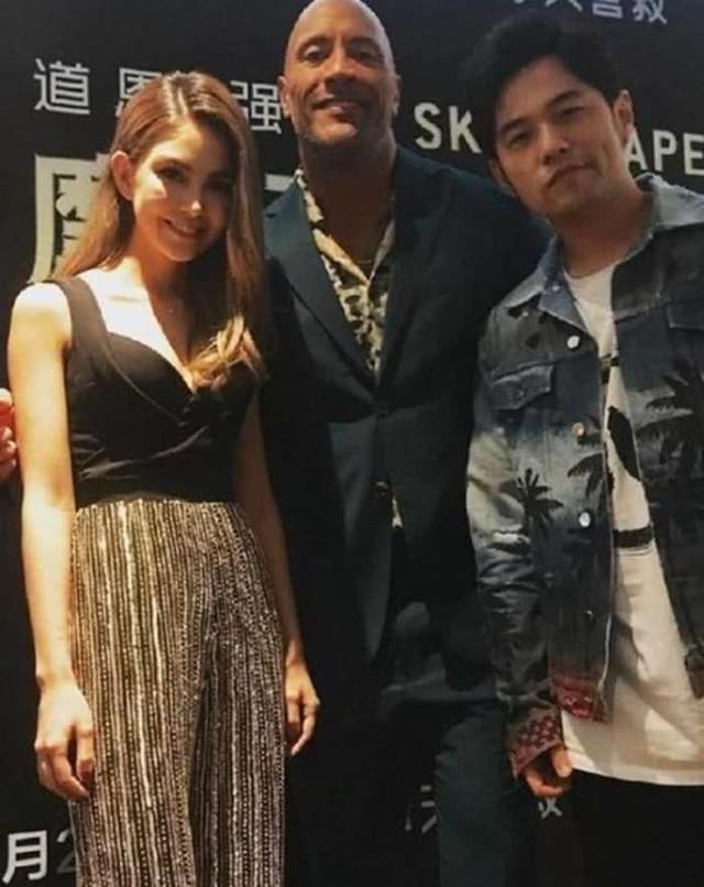 昆凌太“性感了”, 上身勒出事业线溢出来，网友：周杰伦心真大！