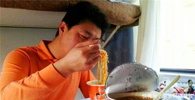  #多达#火车上的乘客多达几千人，到饭点为何几乎没有买盒饭难道不饿吗
