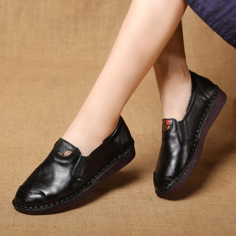 终于找到秋季流行的妈妈鞋，6070后穿超减龄，百搭还显脚小