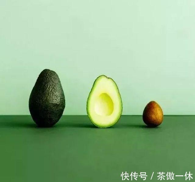 搭配黑色■22岁关晓彤穿衣也太粗心了!穿裙子露出打底裤,幸好有颜值在撑场