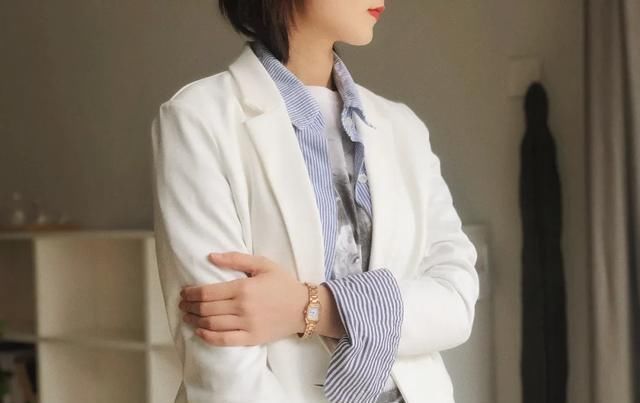  会显得■一衣多穿如何让条纹衬衫穿的不过于休闲