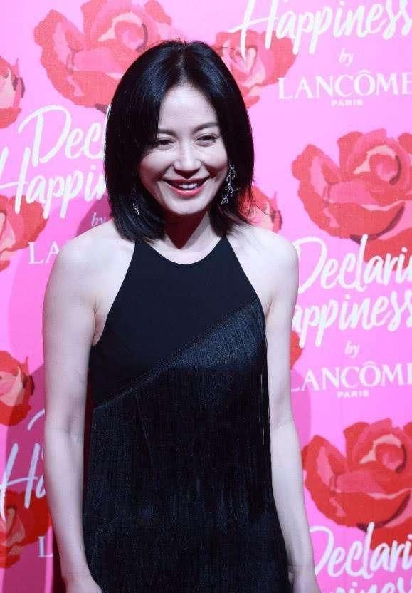 俞飞鸿那么会玩?裙子的“发量”比自身发量还多,意外有个性!