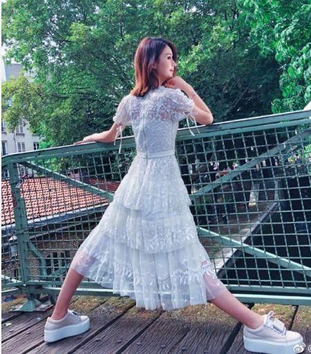 赵丽颖做了这个动作，怀孕流言不攻自破，不过亮点却在鞋上!