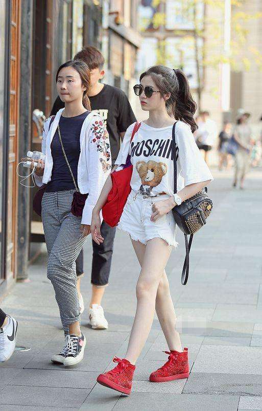 街拍: 图五“露胃装”配“鱼嘴”长筒鞋, 露出了大腿, 充满魅力!