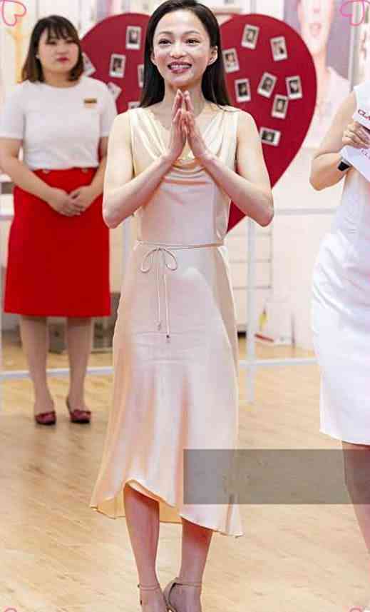 当86斤张韶涵和70斤鲁豫同穿裹身裙，终于见识纸片人最高境界