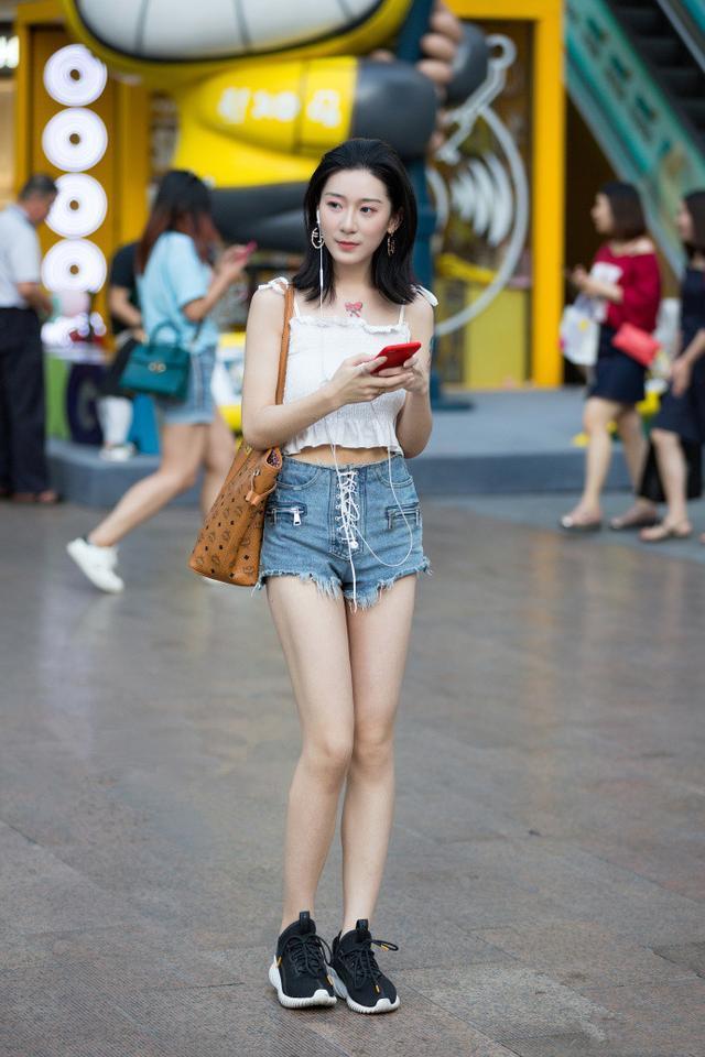 时尚街拍，最喜欢图二小姐姐这种回眸一笑，看上去非常的迷人