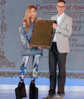 盘点女星高跟鞋酷刑:杨幂靠脚趾走路，张惠妹的令人难以忍受