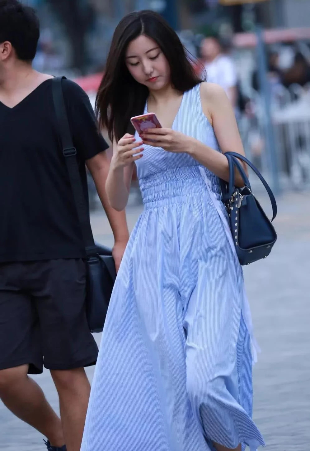 气质小姐姐身深V蓝色连衣裙十分性感，给人们一种特殊的美感