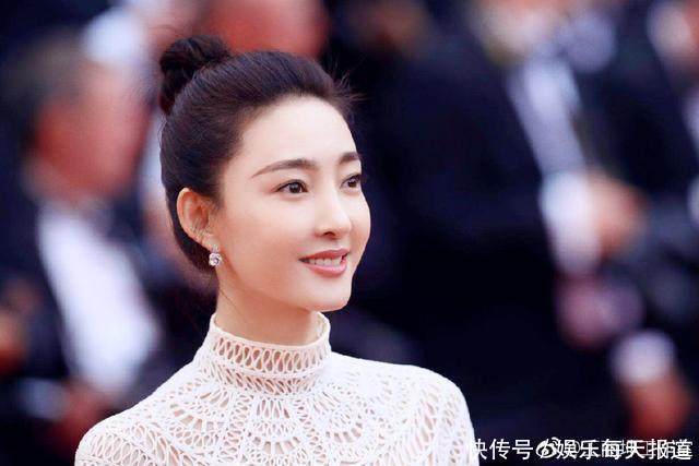 张天爱真够拼的! 穿的蕾丝肚兜快掉还浑然不知 这样的尺寸谁来管