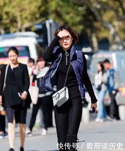 美女|街拍,春季一双长靴让美女更加甜美高挑,打造属于自己的时尚流行风