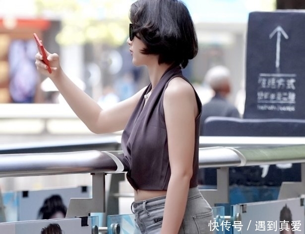 『美女』路人街拍,短发气质小姐姐,浅灰衣配搭牛仔裤让身形完美靓丽!