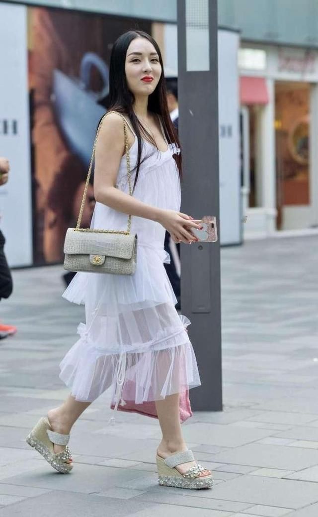 街拍，白色低领吊带长裙与少女的气质完美结合，如仙女般美丽迷人