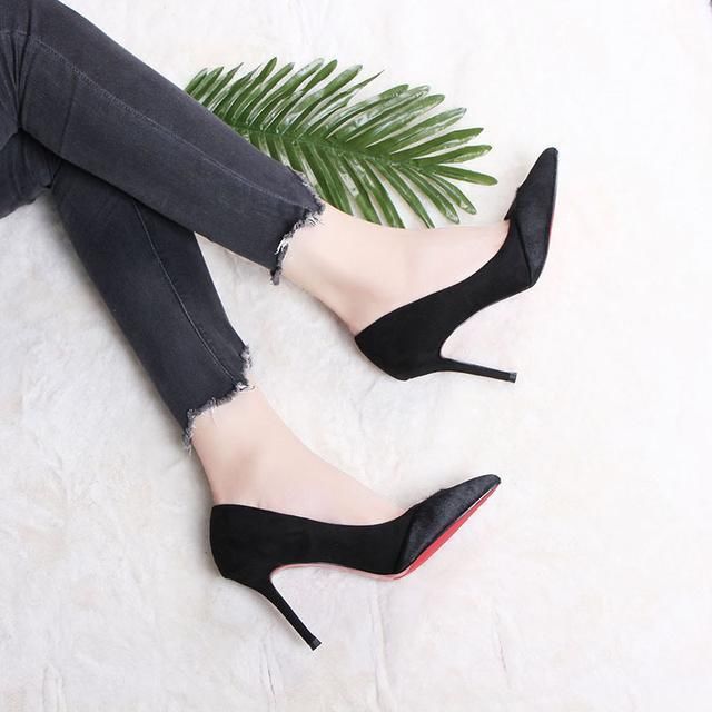 经典性感的黑色红底高跟鞋，表现了女性最性感和张扬的一面