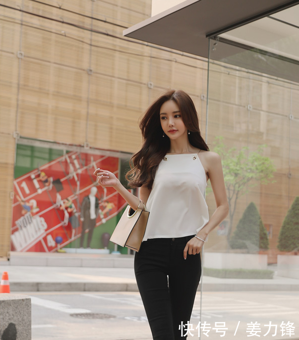 街拍秀，小姐姐吊带搭配紧身裤，凹凸有致的身材！