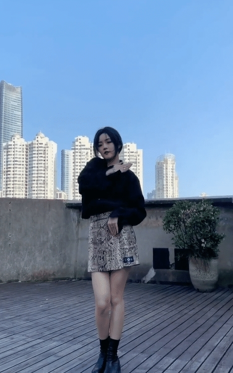 『小姐姐』街拍:暴露在空气中的这双腿,很美很美