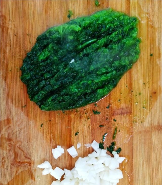 蔬菜:孩子不爱吃蔬菜怎么办?教你一招,不用料理机也能做蔬菜面!