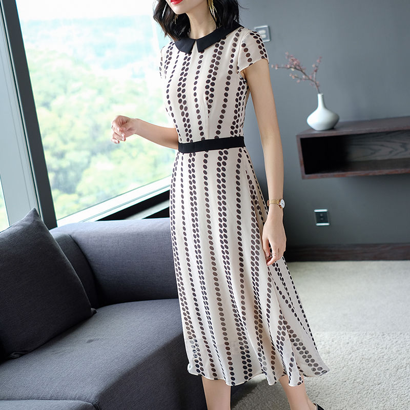 姐姐是设计师，专为41岁妈妈设计的高级A字裙，美嫩回20年前