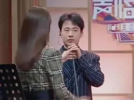 眼神：郭麒麟下蹲后，忘记了旁边“二分裙”的沈梦辰，一个眼神暴露家教